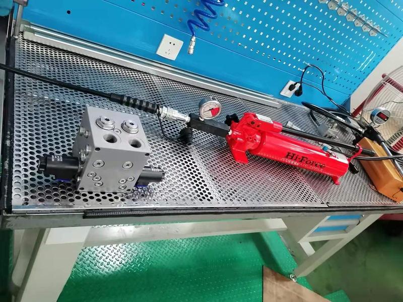HI-FORCE液压泵用于液压压密封测试.jpg
